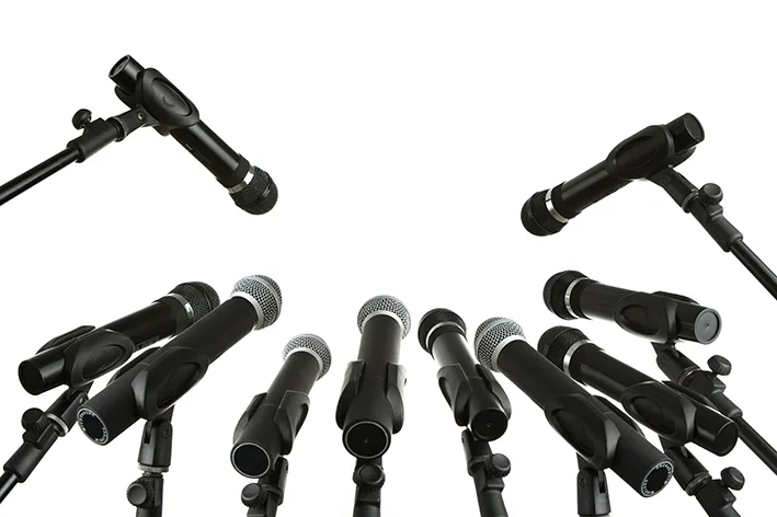 Les faits, rien que les faits : conférence de presse fictive